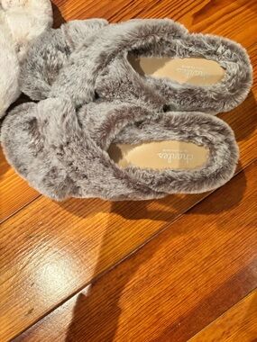 NWOT Charles By Charles David Plush Crisscross Slippers in Gray